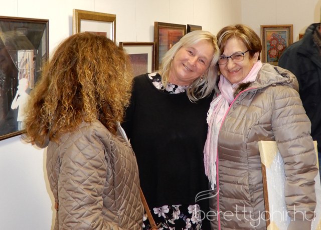 Fellobant az első gyertya lángja 43